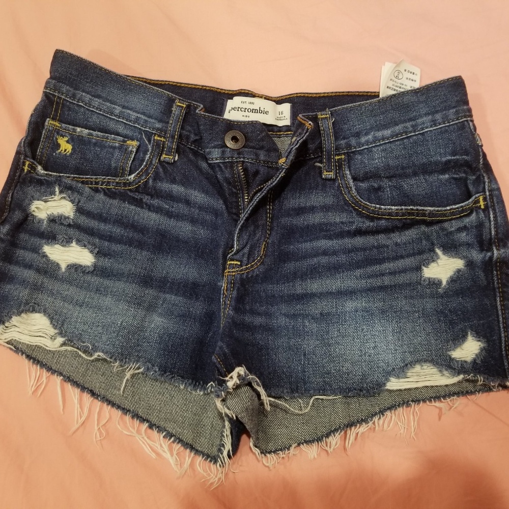 Distressed jean shorts!